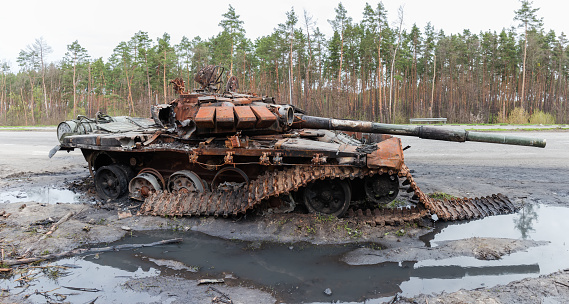 Tanque ruso destruido en la carretera en la invasión de Ucrania photo