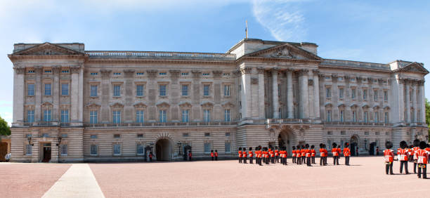 dom brytyjskiej królowej i stale strzeżony przez pułki wojskowe - palace buckingham palace london england famous place zdjęcia i obrazy z banku zdjęć