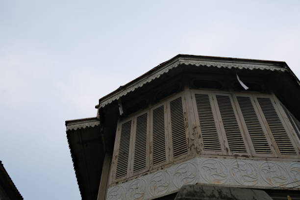 istock Facade of vintage colonial building 1397859877