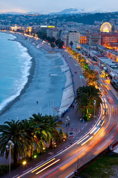 夜のニースの海辺の遊歩道 - city of nice night france snow ストックフォトと画像