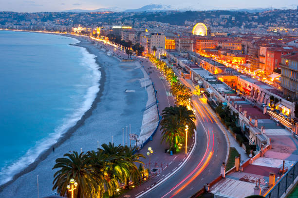 夜のニースの海辺の遊歩道 - city of nice night france snow ストックフォトと画像