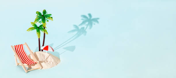 chaise longue de plage jouet et palmier avec du sable sur fond bleu. concept de plage d’été créatif. - beach tropical climate palm tree deck chair photos et images de collection