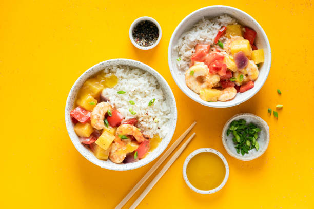 pineapple and shrimp curry with white rice - plate food color image photography imagens e fotografias de stock