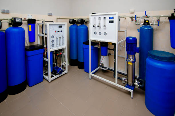순수한 물 공장, 물 처리를위한 필터가있는 실험실 - desalination plant 이미지 뉴스 사진 이미지