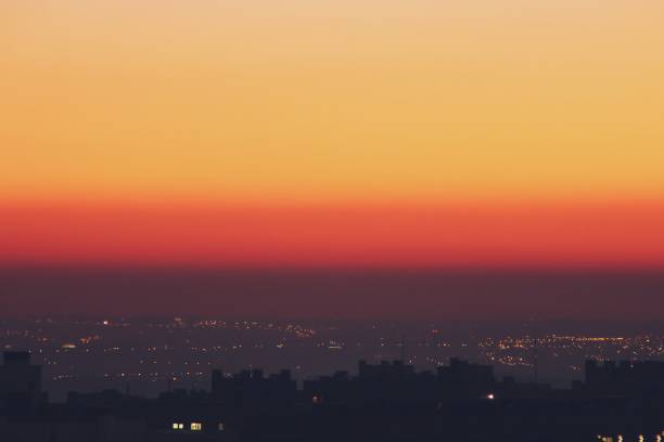 coucher de soleil dans des tons chauds dans l’horizon de la ville de madrid, en espagne. - brume de chaleur photos et images de collection