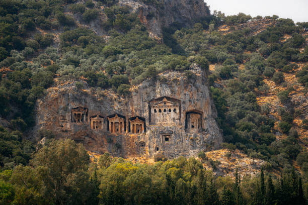 древние ликийские скальные гробницы дальяна - cemetery hill стоковые фото и изображения