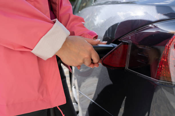 donna mano ricarica auto elettrica, ambiente concetto ecologia trasporto non inquinante - nonpolluting foto e immagini stock