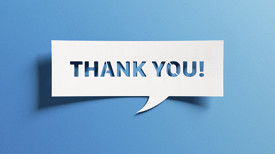 Mensaje de agradecimiento para tarjeta, presentación, negocios. Expresar gratitud, reconocimiento y aprecio. Diseño abstracto minimalista con papel recortado en blanco sobre fondo azul. photo