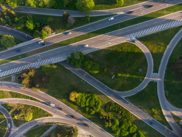 vue aérienne d’un drone à un carrefour routier dans la ville de varna - motor vehicle outdoors crowd landscape photos et images de collection