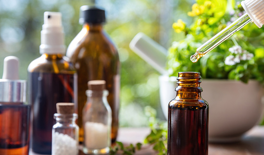 Medicina herbal, cura alternativa. Farmacia de la naturaleza y homeopatía. Hierba fresca en un mortero sobre la mesa photo