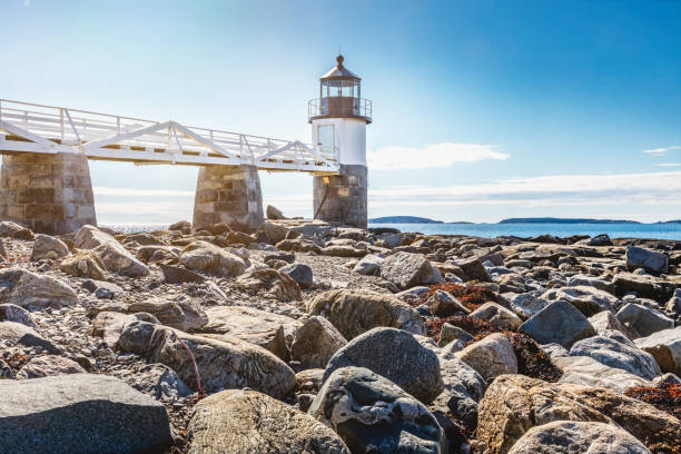 il faro di marshall point, port clyde, maine - lighthouse marshall point lighthouse beacon maine foto e immagini stock