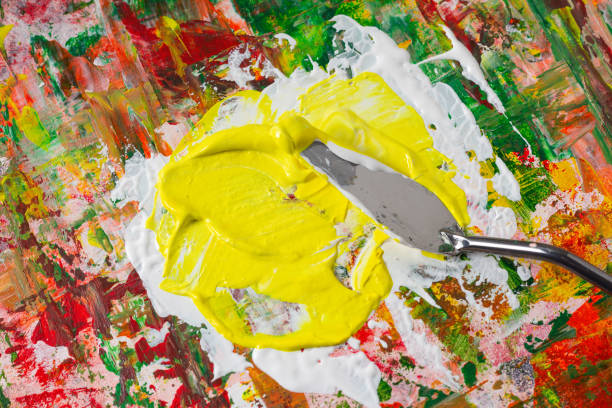 textur der palette eines künstlers mit farben und einem spachtelmesser - palette knife painting stock-fotos und bilder