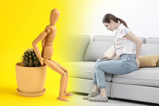 Figura humana de madera sobre cactus y mujer que sufre de hemorroides en casa, collage con fotos photo