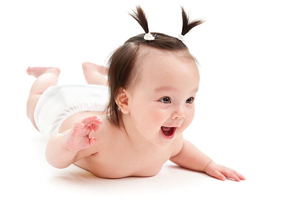 niña bebé sonriente - acostado boca abajo fotografías e imágenes de stock