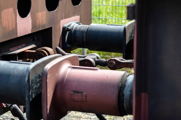 Chain coupler connecting freight wagons, large wagon buffers visible.