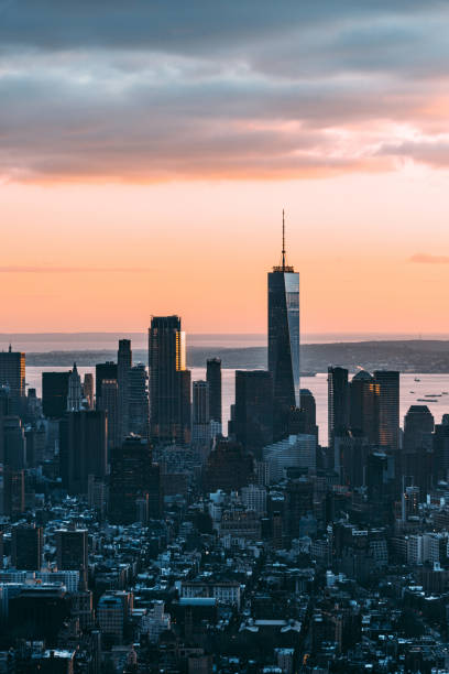 luftaufnahme von downtown manhattan bei sonnenuntergang / nyc - new york city built structure building exterior aerial view stock-fotos und bilder