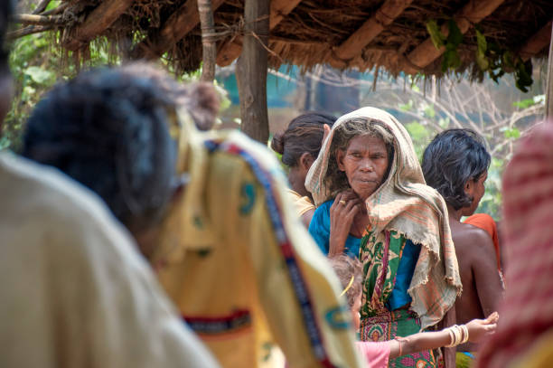 reunión de mujeres rurales en una aldea de kheriya sabar (o shabar) de purulia, bengala occidental - india women ethnic indigenous culture fotografías e imágenes de stock
