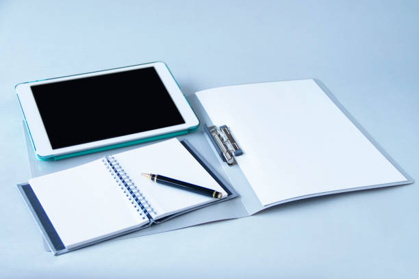 tablet pc empresarial y nota y archivo - note pad notebook ring binder letter fotografías e imágenes de stock