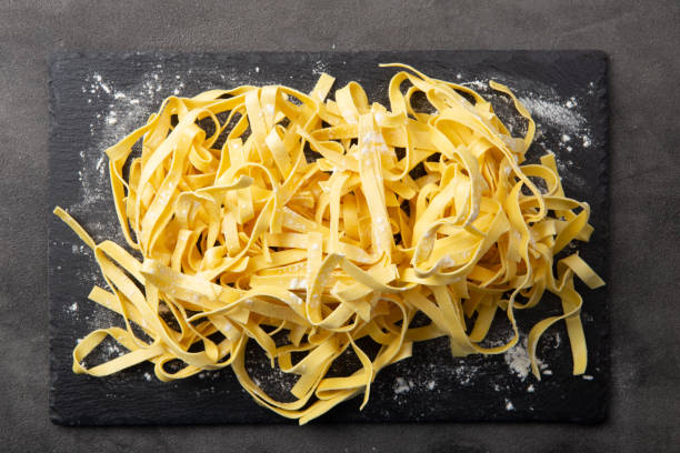 processo di cottura della pasta italiana. concetto di cibo fresco. tagliatelle fatte in casa - pasta noodles tagliatelle freshness foto e immagini stock