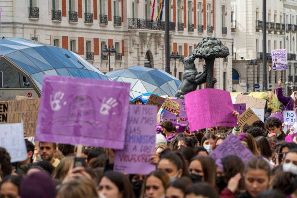 feminist placards on the crowd - crowd community large group of people protest imagens e fotografias de stock