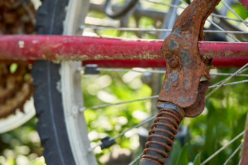 Primer plano de una vieja bicicleta oxidada. Párese sobre un marco rojo. MTB De dos ruedas es un hallazgo marítimo (Seefunde). photo