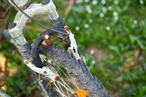 Primer plano de una vieja bicicleta oxidada. Los frenos y los neumáticos son defectuosos. MTB De dos ruedas es un hallazgo marítimo (Seefunde). photo