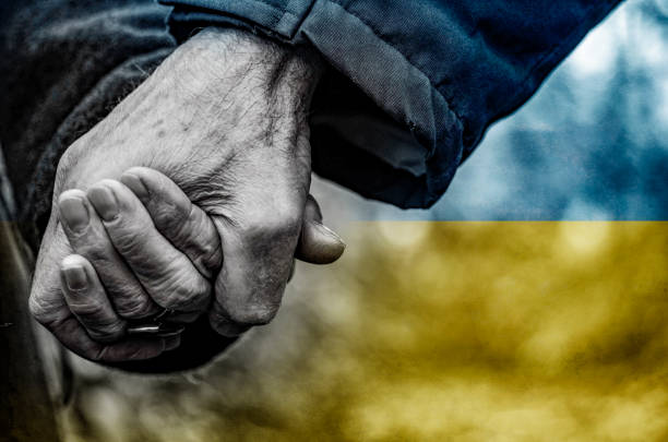 illustrazione di vecchie mani che si tengono l'un l'altro nella guerra in ucraina - presidente della russia foto e immagini stock