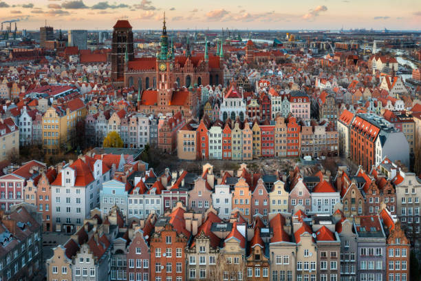 vista aerea della bellissima città di danzica al tramonto, polonia - gdansk foto e immagini stock