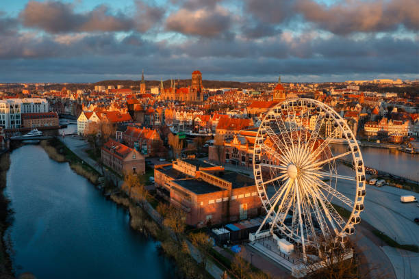 vista aerea della bellissima città di danzica all'alba, polonia - ferris wheel immagine foto e immagini stock