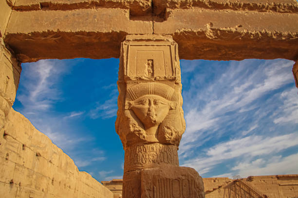 le rovine del bellissimo tempio antico di dendera o tempio hathor. egitto, dendera, un antico tempio egiziano vicino alla città di ken - dendera foto e immagini stock