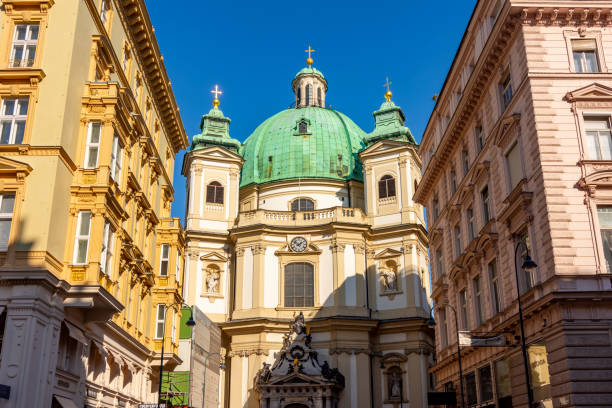 igreja de são pedro (peterskirche) na rua graben em viena, áustria - st peters basilica - fotografias e filmes do acervo