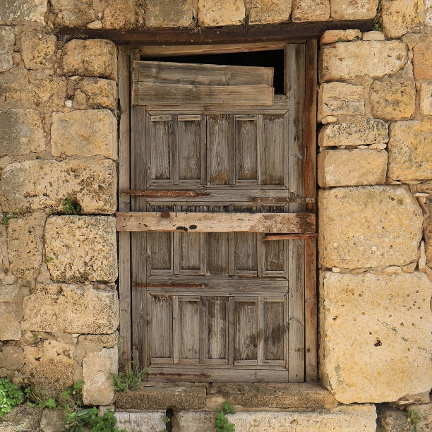 выветривая деревянная дверь - gate handle door traditional culture стоковые фото и изображения