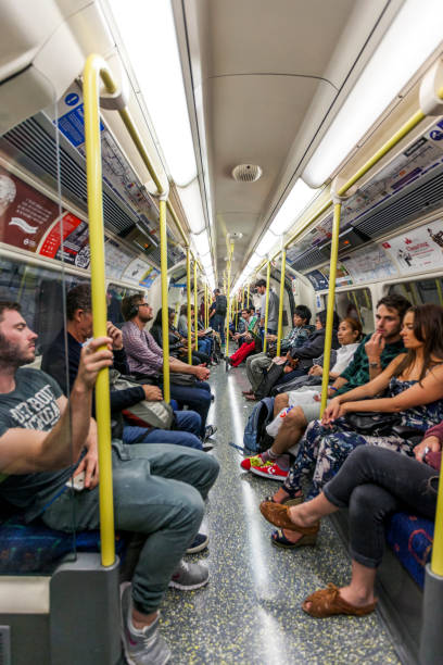 pendolari della metropolitana di londra - london underground foto e immagini stock