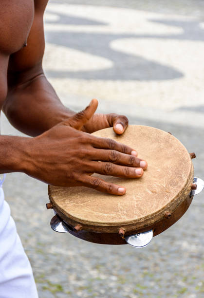 strumentista che suona il tamburello a pelourinho, salvador - musica tropicale foto e immagini stock