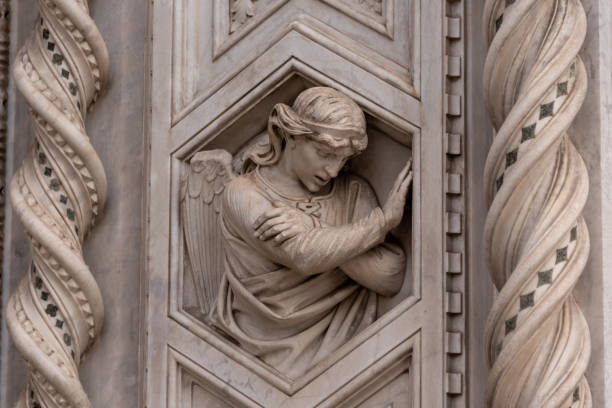 조각 된 동상이있는 피렌체의 두오모 (duomo) 외관의 세부 사항 - 5509 뉴스 사진 이미지