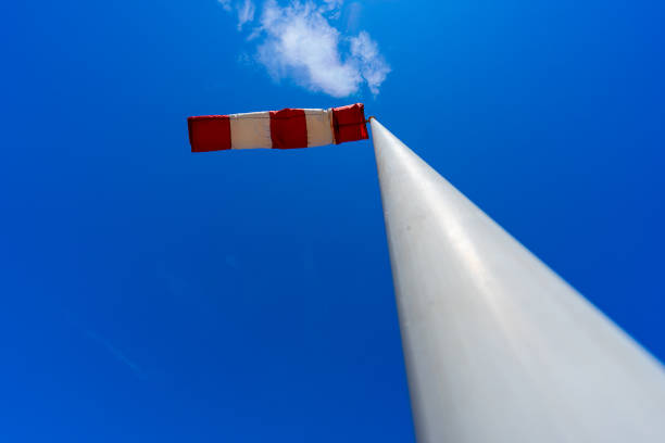 windsock en funcionamiento con un fuerte fondo de cielo azul - windsock sky natural phenomenon gale fotografías e imágenes de stock