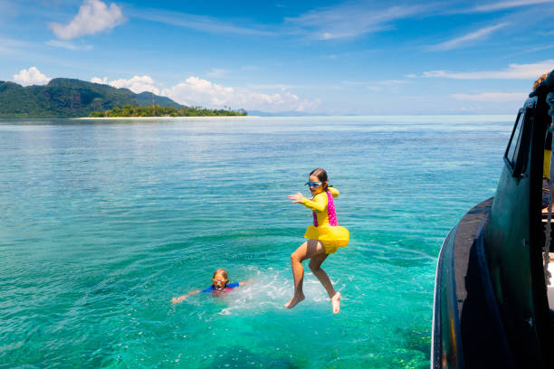 海水に飛び込む子供。ヨット休暇。 - clear sky water sports and fitness yacht ストックフォトと画像