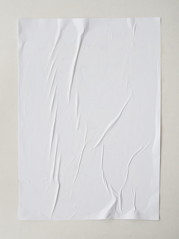 Maqueta de póster de papel pegado de pasta de trigo blanco en blanco sobre fondo de pared blanco photo