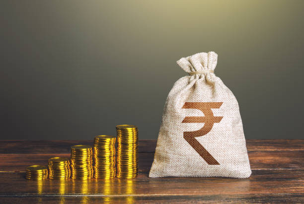 Indian rupee money bag and increasing stacks of coins. Rise in profits, budget fees. Investments. Raise incomes, increase salaries. Financial success. Economic growth, GDP. Savings and accumulation. bolsa de dinero de rupia india y pilas crecientes de monedas. aumento de las ganancias, tarifas presupuestarias. inversiones. aumentar los ingresos, aumentar los salarios. Éxito financiero. crecimiento económico, pib. ahorro y acumulación.