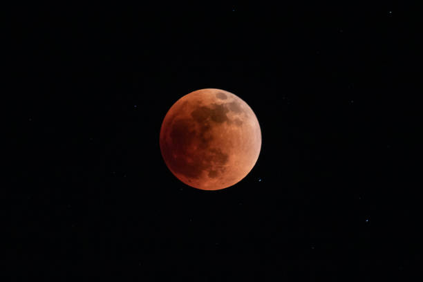 vollmond, höhe der mondfinsternis. schwarz und sterne im hintergrund. - sonora state stock-fotos und bilder