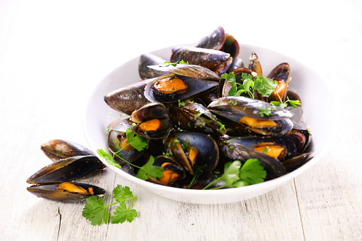 bowl of mussel and parsley