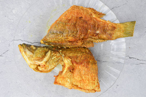 バラムンディの魚の頂上図はガラス板です。おいしい食べ物。 - giant perch ストックフォトと画像