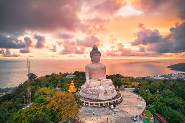 vue aérienne du grand bouddha le soir, phuket, thaïlande - phuket province photos et images de collection