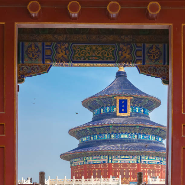 regarder par la porte du temple du ciel, chine - beijing temple of heaven temple door photos et images de collection