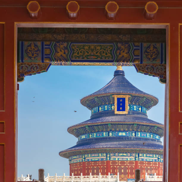 patrząc przez drzwi do świątyni nieba, chiny - beijing temple of heaven temple door zdjęcia i obrazy z banku zdjęć