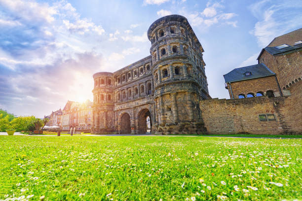 increíble vista de la famosa porta nigra (puerta negra) - antigua puerta de la ciudad romana en tréveris, alemania. unesco. - trier fotografías e imágenes de stock