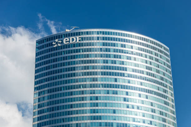 edf-turm im geschäftsviertel la defense in paris, frankreich - edf stock-fotos und bilder