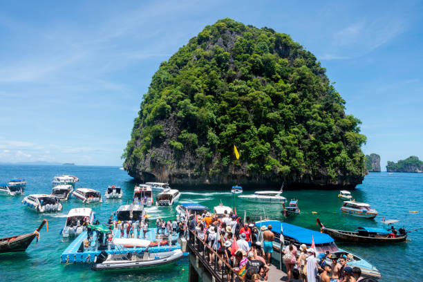 maya bay pier, ilha phi phi, praia de krabi, tailândia - maya bay - fotografias e filmes do acervo