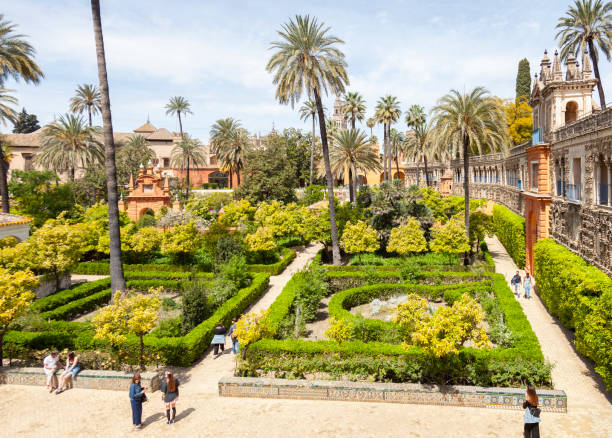 jardín formal en el real alcázar, sevilla, españa - seville alcazar palace sevilla arch fotografías e imágenes de stock