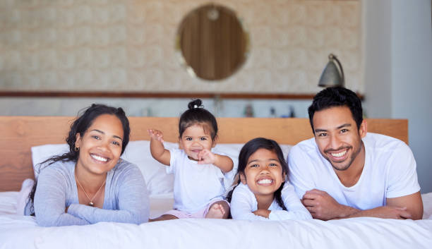 Family bed bonding daughter parent sister baby cute love house Family bed bonding daughter parent sister baby cute love house 6 11 months stock pictures, royalty-free photos & images